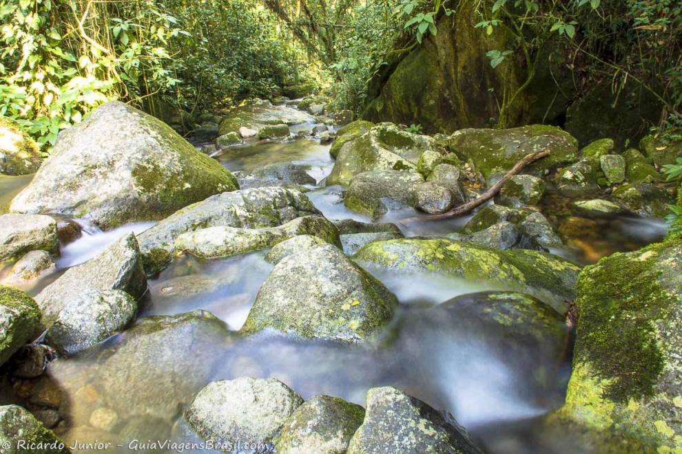 Imagem das águas claras da Cachoeira Três Bacias em Penedo.